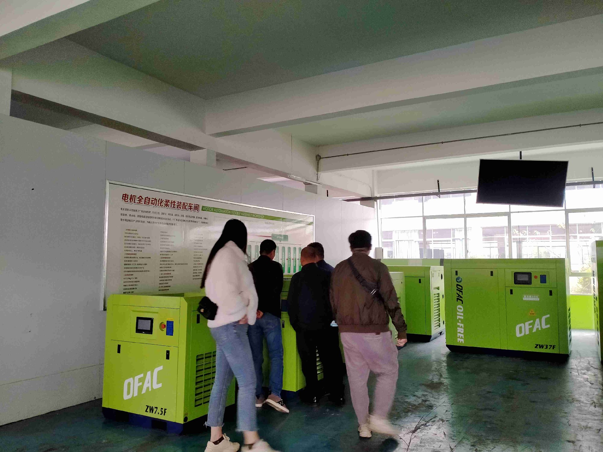 客戶參觀成品區(qū)